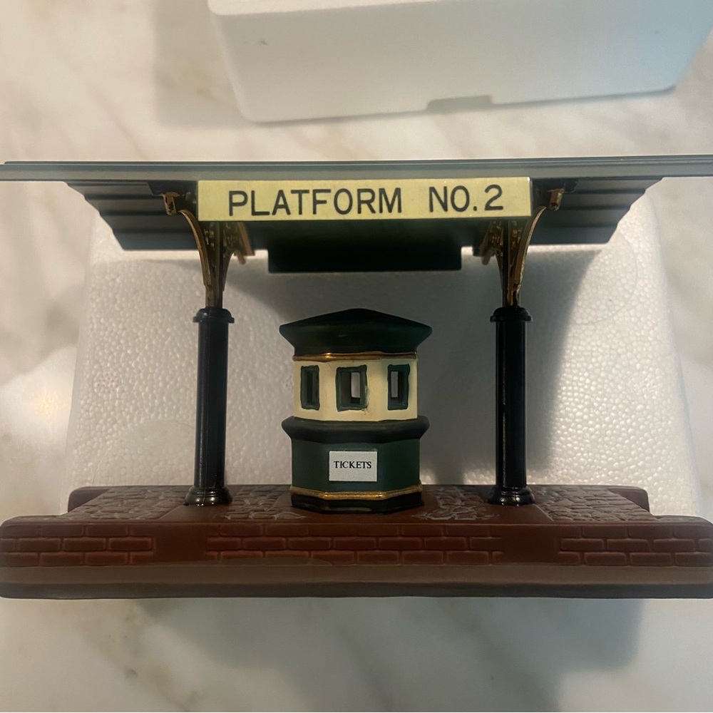 RETIRED Department 56 Victoria Station Train
Platform, NWOT